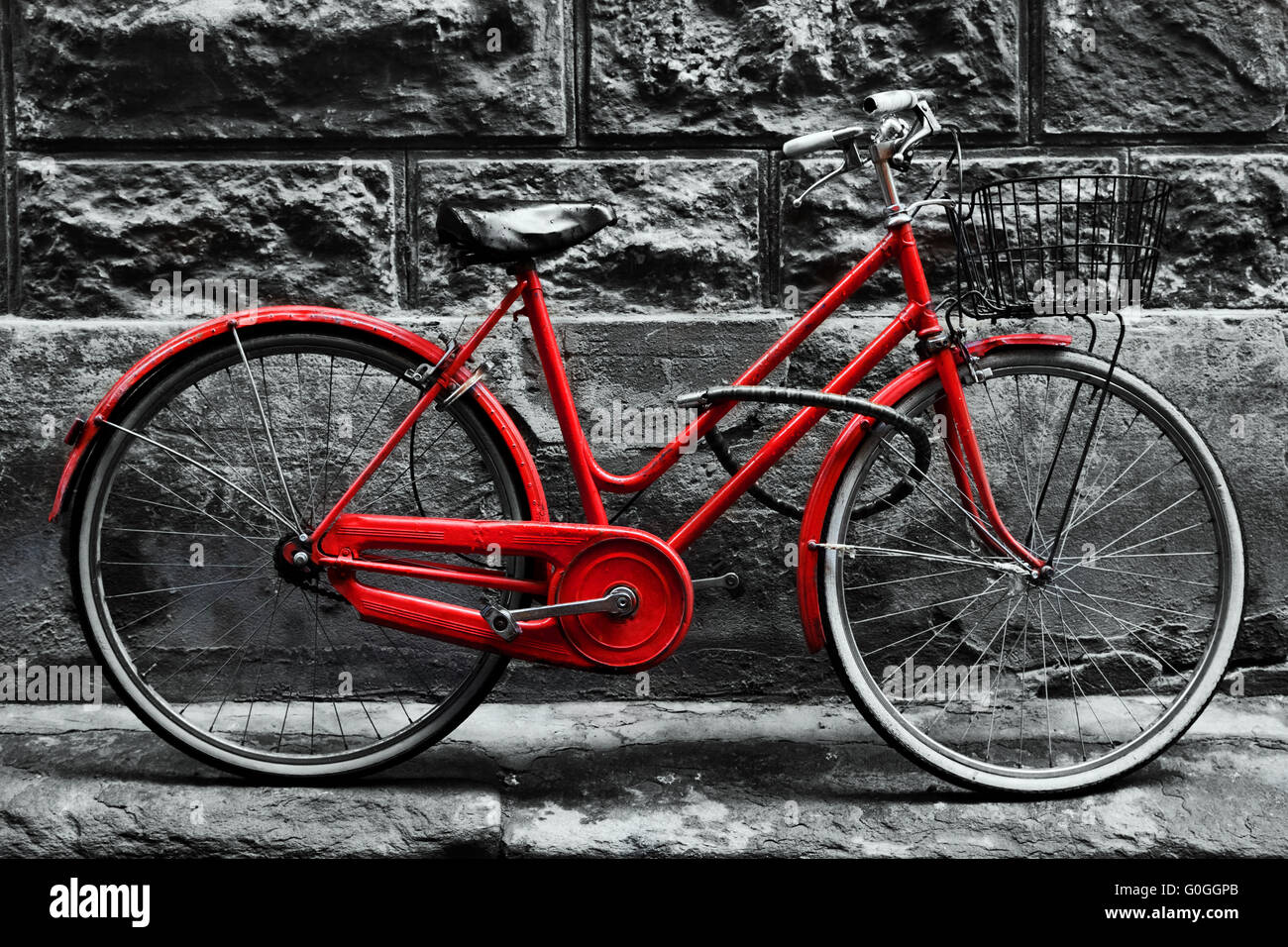 Retro Vintage rotes Fahrrad auf schwarze und weiße Wand. Stockfoto