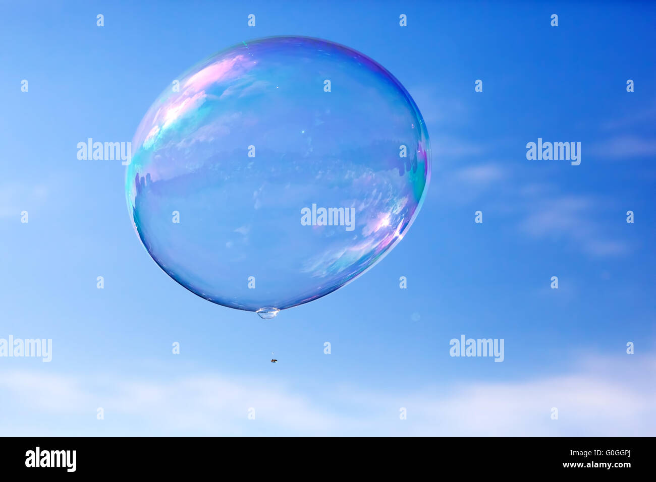 Eine saubere Seifenblasen fliegen in der Luft, blauer Himmel. Stockfoto