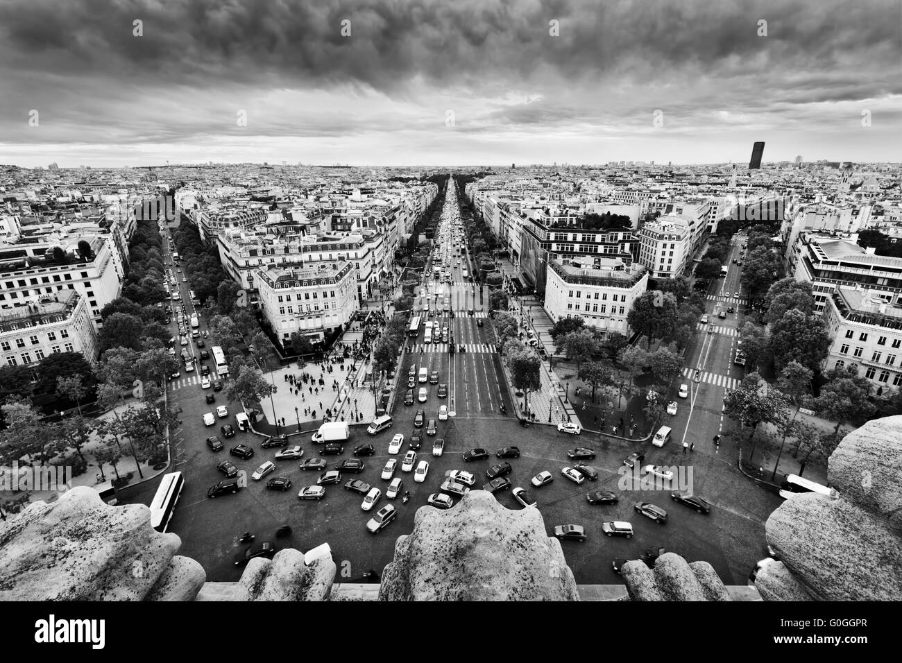 Paris, Frankreich belebten Straßen, Avenue des Champs-Elysées. Schwarz / weiß Stockfoto