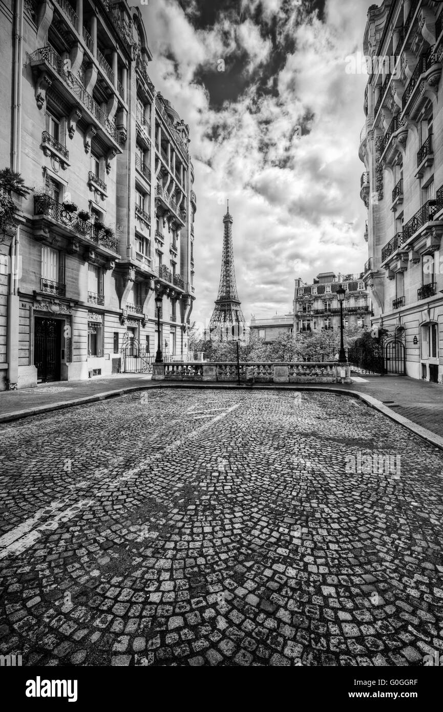 Eiffelturm gesehen von der Straße in Paris, Frankreich. Schwarz / weiß Stockfoto