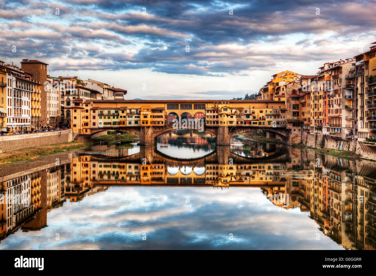Brücke Ponte Vecchio in Florenz, Italien. Arno Fluss unter romantischen Himmel Stockfoto