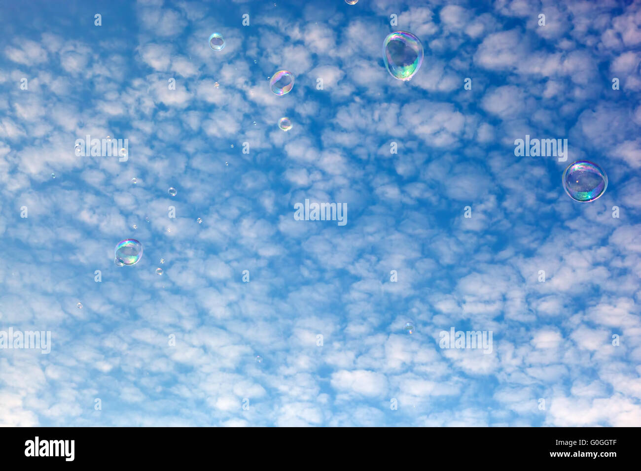 Seifenblasen in die Luft fliegen. Geschwollenen Wolken Himmel. Stockfoto