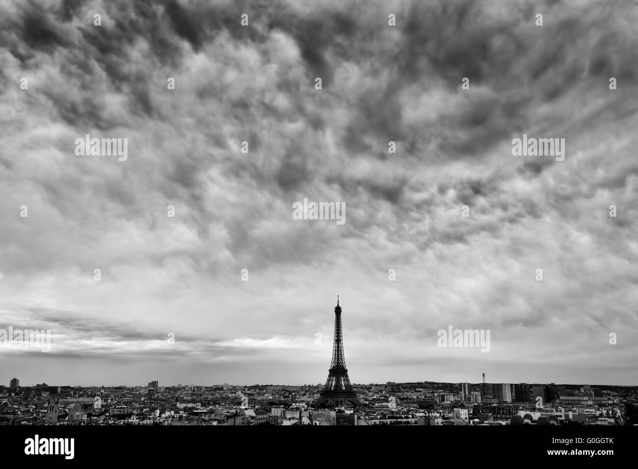 Paris, Frankreich Skyline mit Eiffelturm. Dunkle Wolken, schwarz / weiß Stockfoto