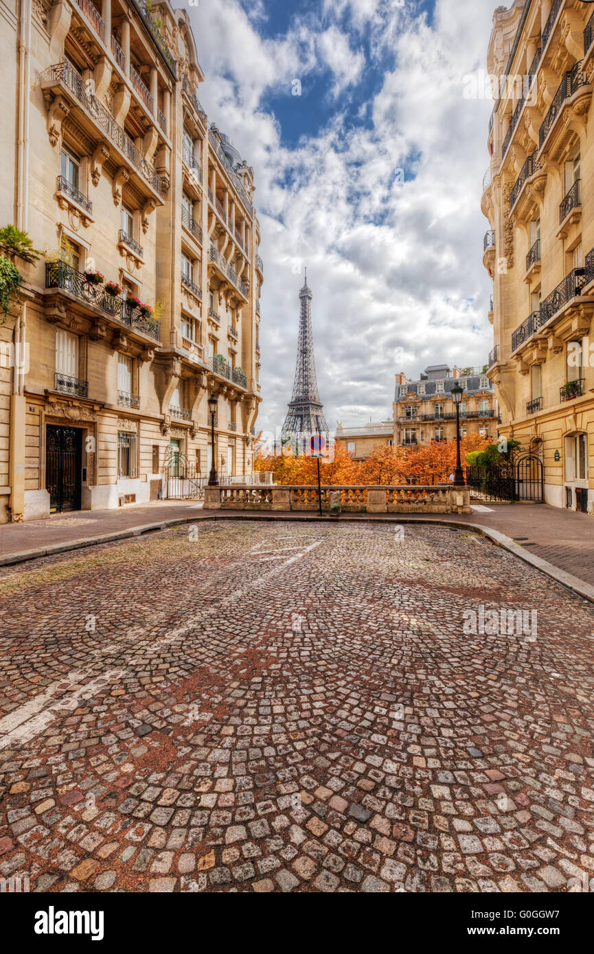Eiffelturm gesehen von der Straße in Paris, Frankreich.  Kopfsteinpflaster Stockfoto