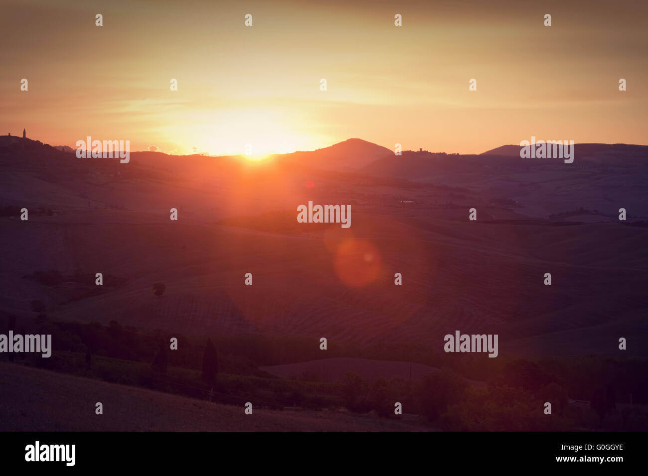 Toskana-Landschaft bei Sonnenaufgang, Italien. Toskanischen Hügel, Sonne flare Stockfoto