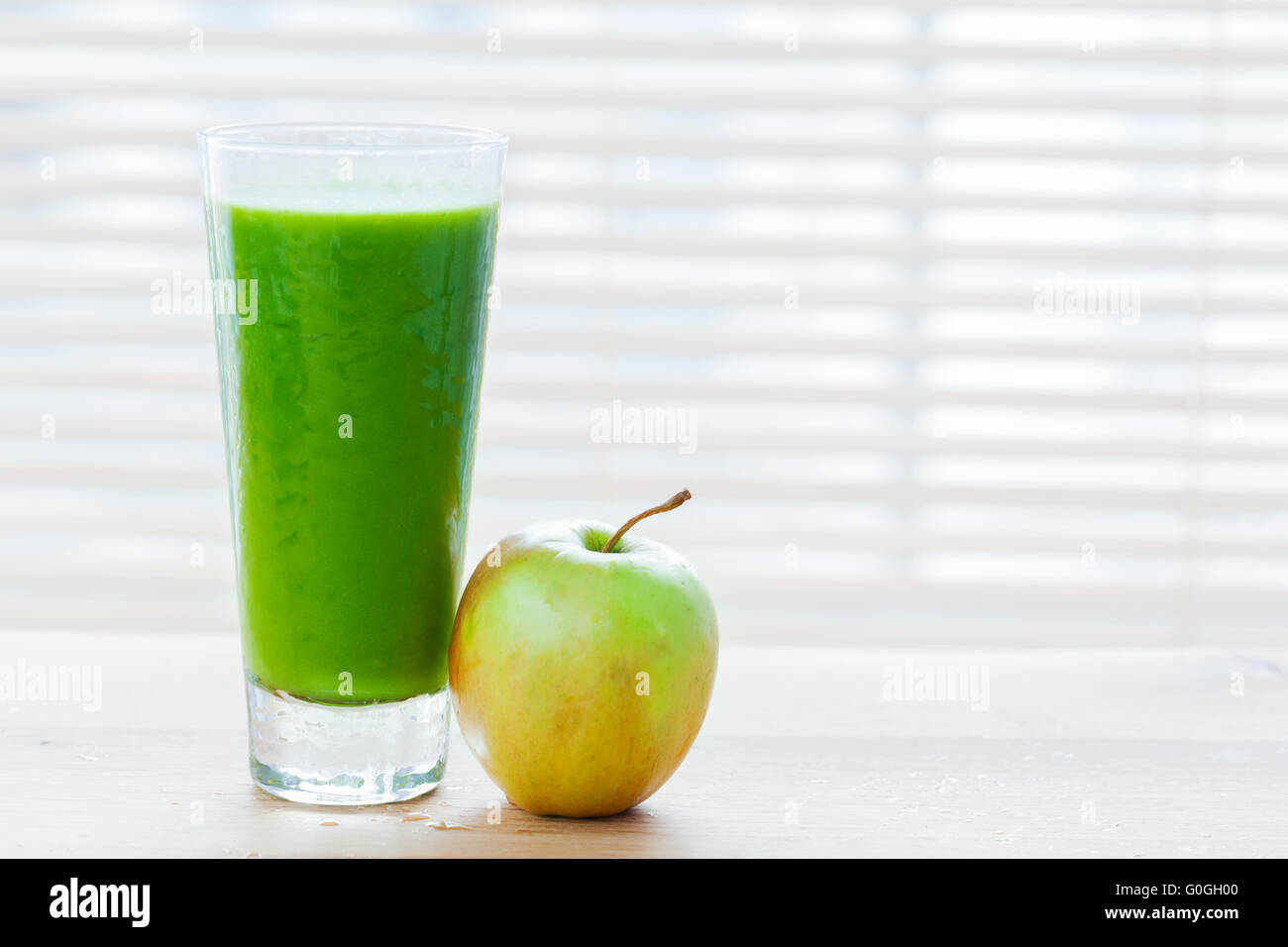Frischer Saft aus grünem Gemüse und Obst. Gesundes Vitamin-Drink. Stockfoto