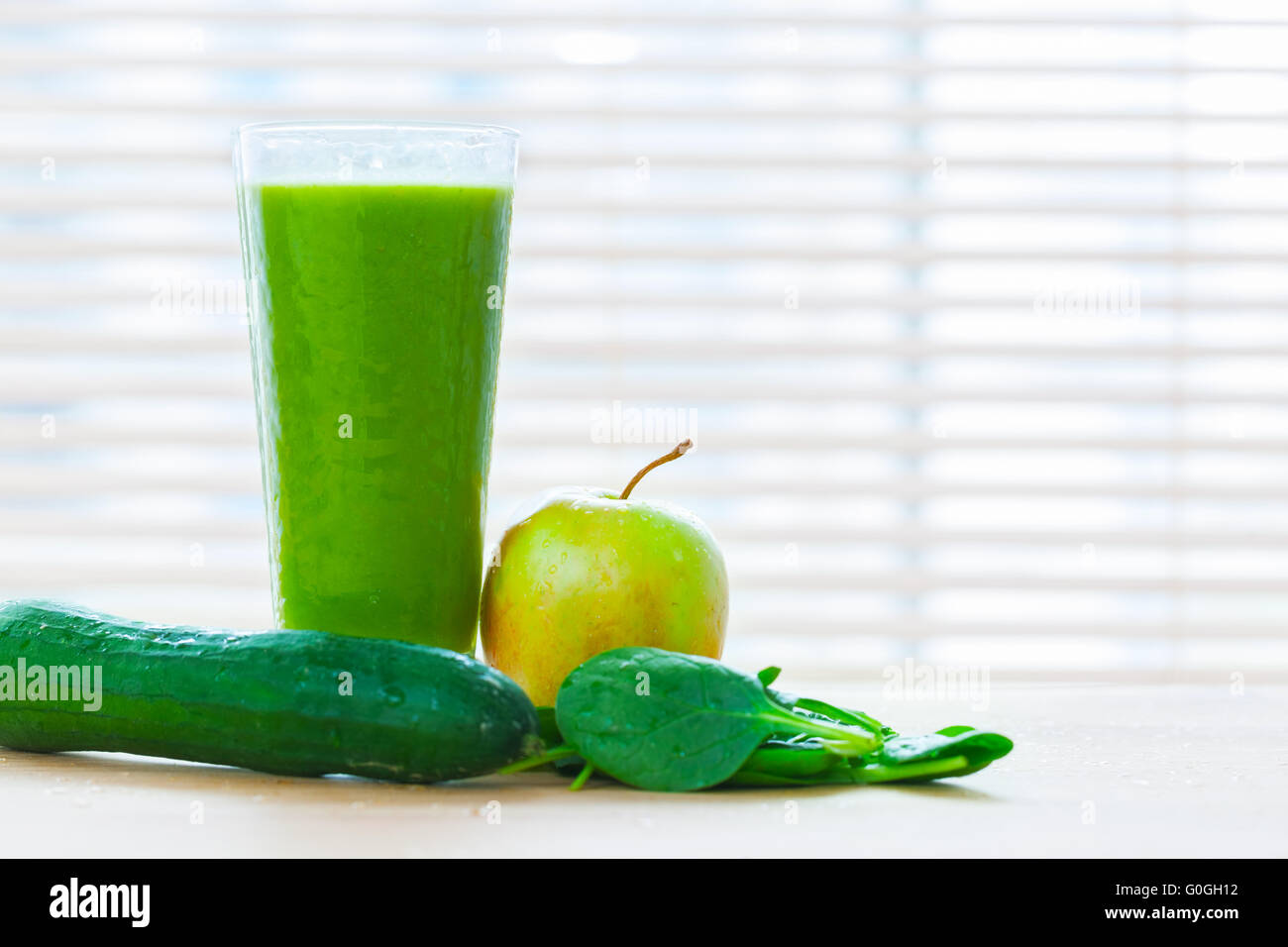 Frischer Saft aus grünem Gemüse und Obst. Gesundes Vitamin-Drink. Stockfoto