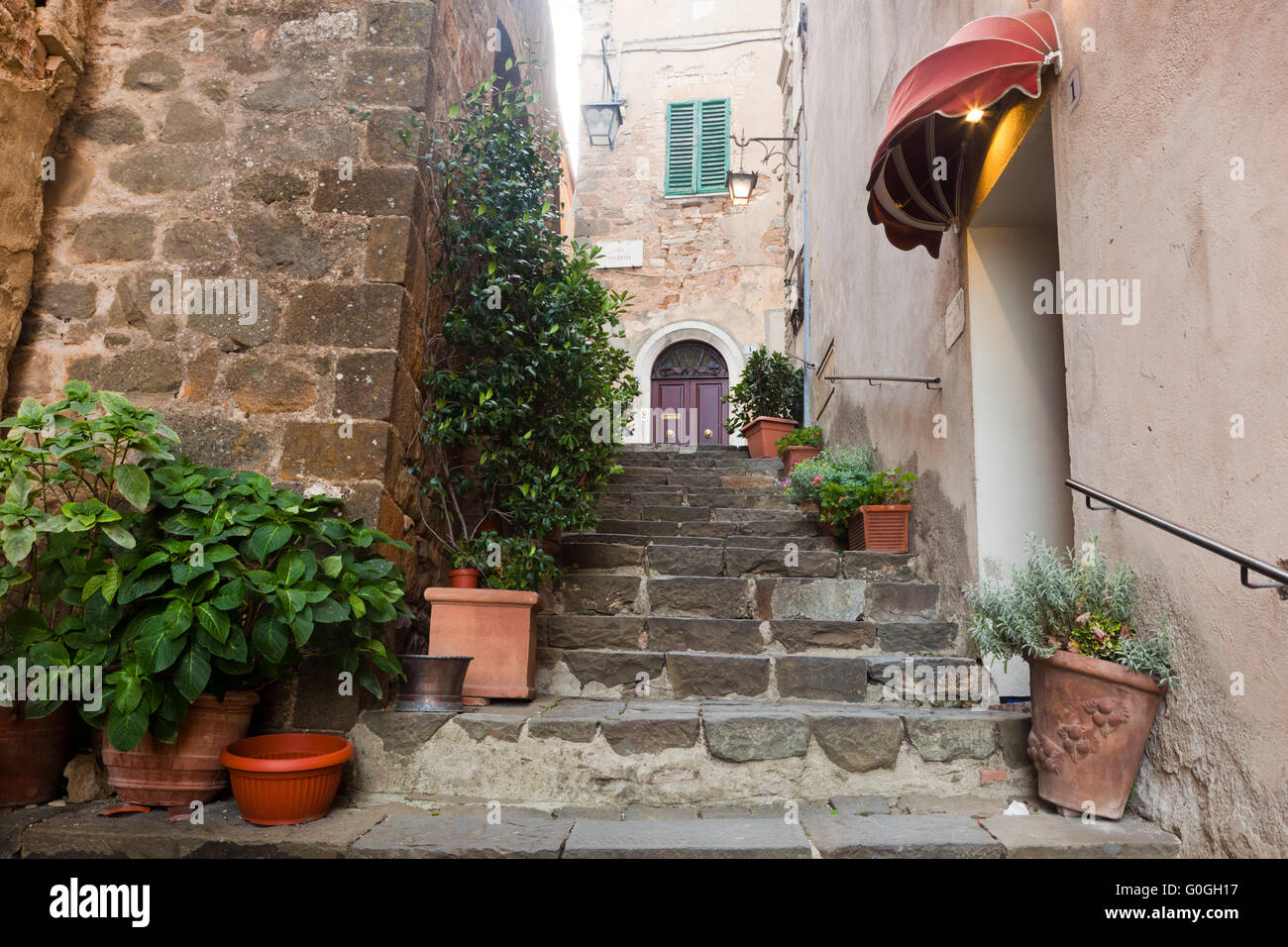 Romantische Gasse und Treppen in Montepulciano, Toskana, Italien. Stockfoto