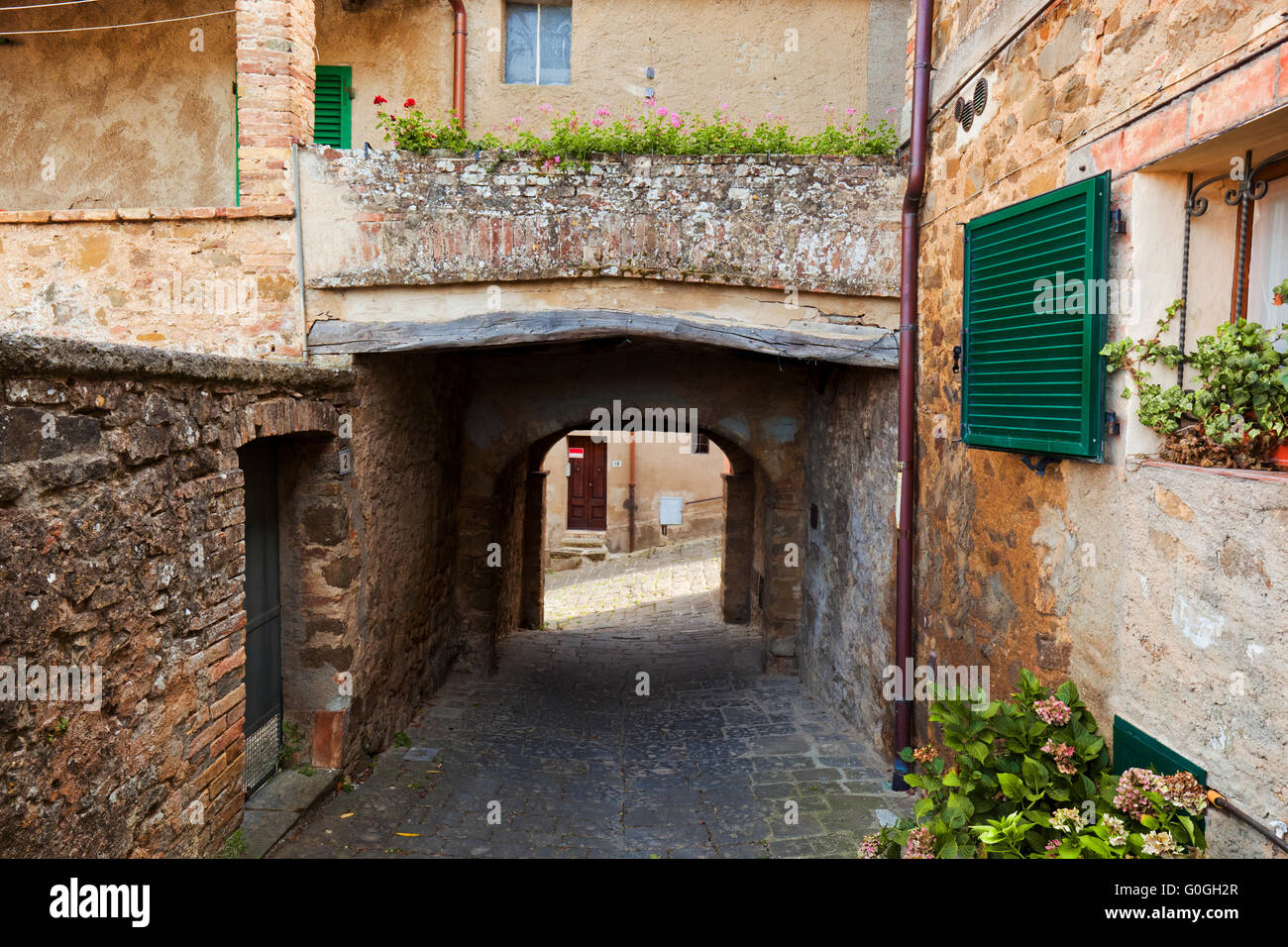 Romantische Gasse und Balkon in Montepulciano, Toskana, Italien. Stockfoto