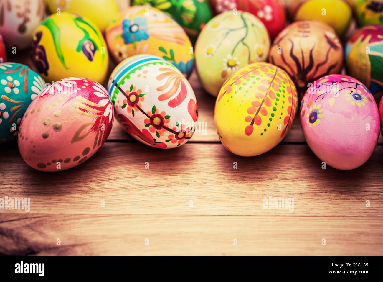 Bunte handbemalte Ostereier auf Holz. Einzigartige handgefertigte, Vintage-Design. Stockfoto