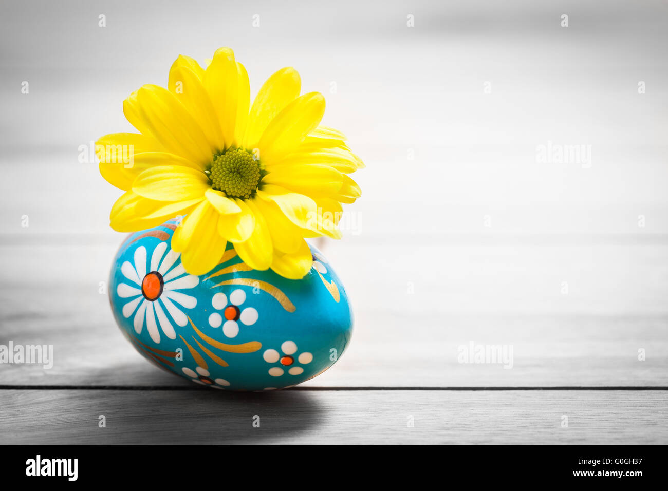 Hand bemalte Ostereier und Frühling Daisy Blume auf Holz. Stockfoto