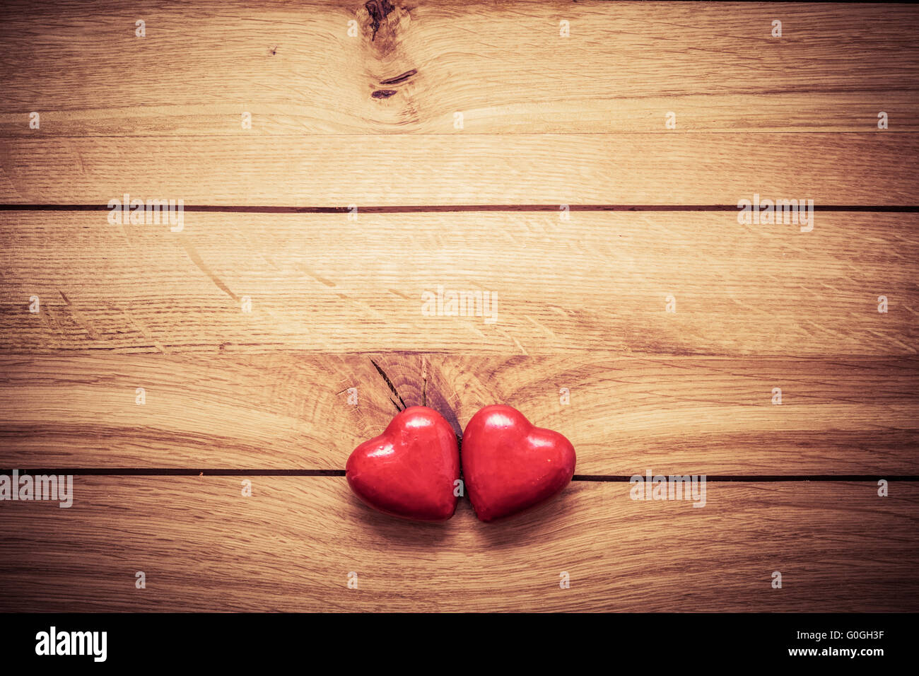 Ein paar rote kleine Herzen auf Holz. Vintage Konzept der Liebe, Valentine #39; s Tag Stockfoto