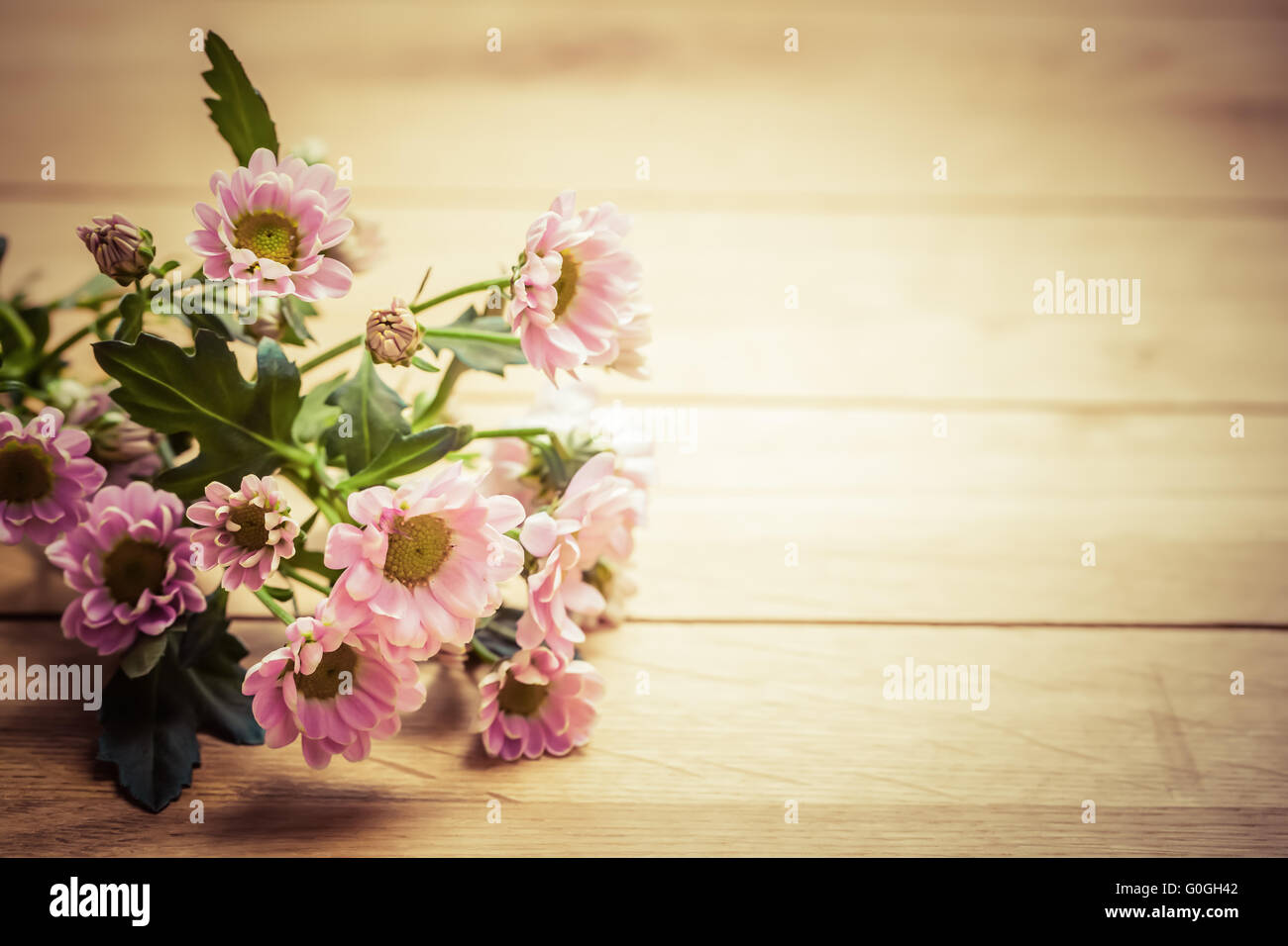 Bouquet von frischen Frühlingsblumen auf rustikalen Holz. Jahrgang Stockfoto