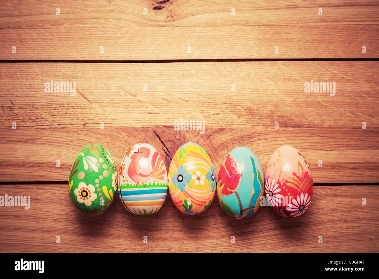 Bunte handbemalte Ostereier auf Holz. Einzigartige handgefertigte, Vintage-Design. Stockfoto