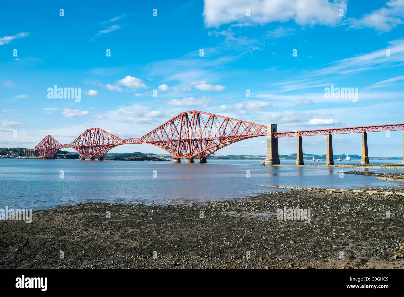 Die berühmte Forth-Eisenbahnbrücke in der Nähe von Edinburgh in Schottland Stockfoto