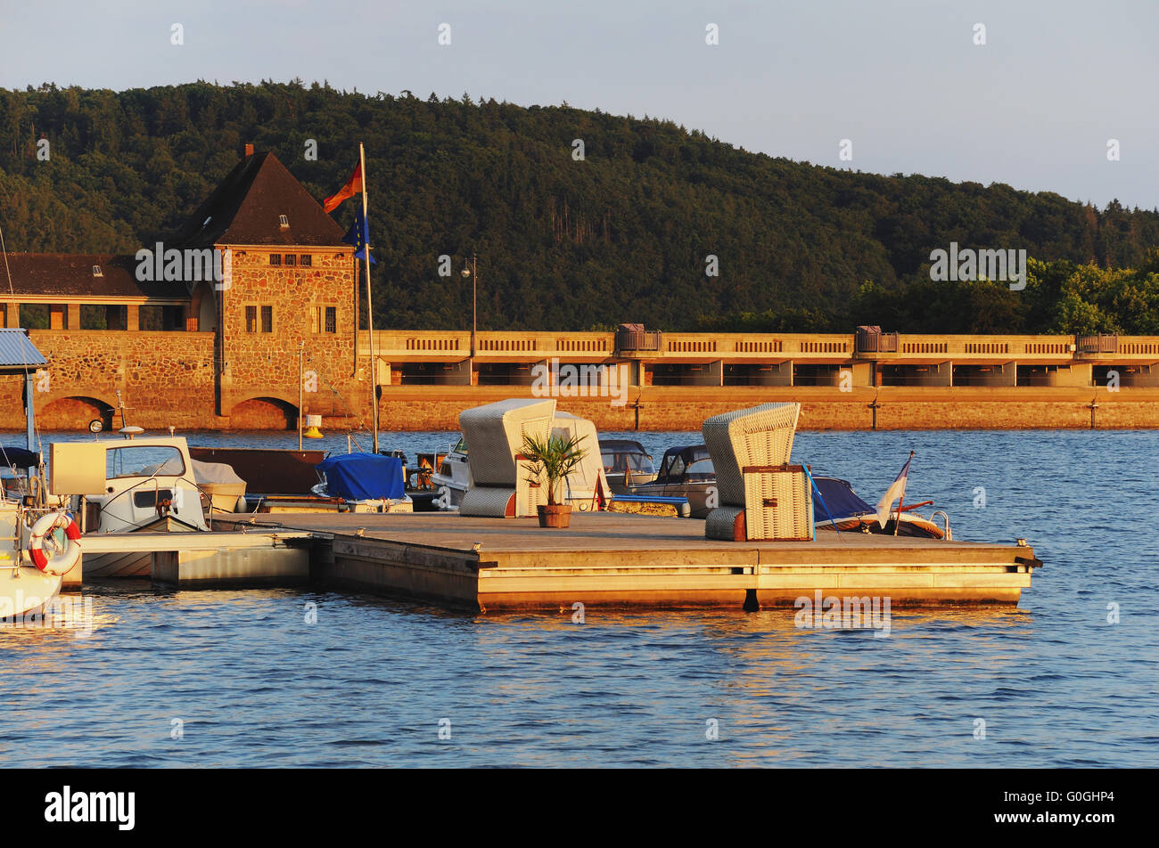 Staumauer von der Edersee vom Wasser aus Stockfoto