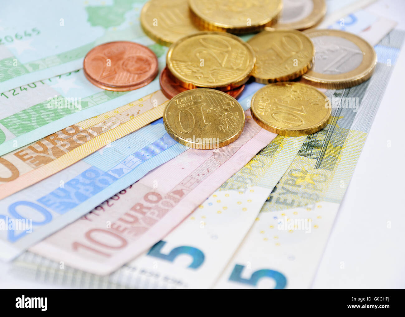 Euro-Schein und Münzen mit weißem Hintergrund Stockfoto
