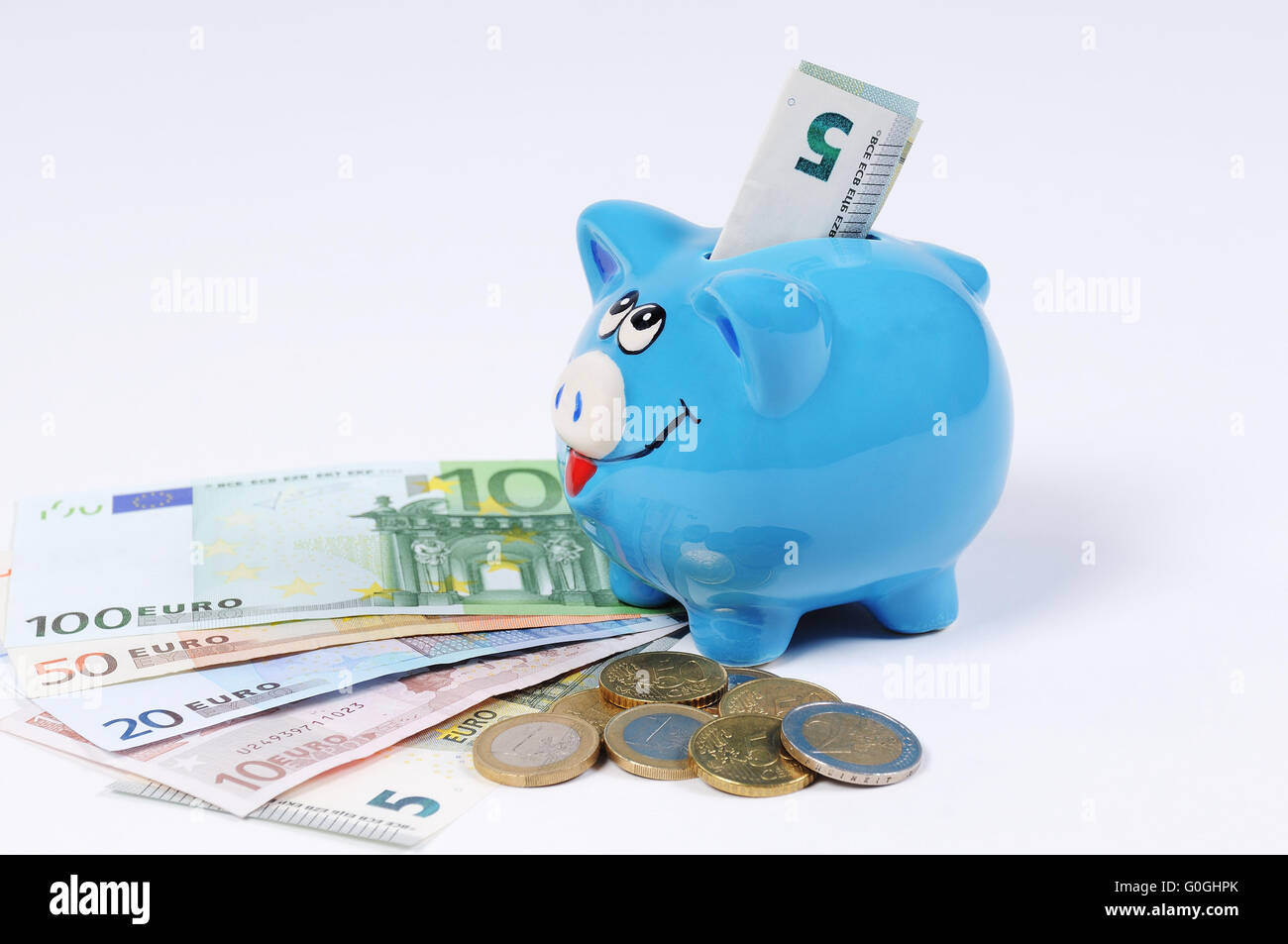 Sparschwein mit Euro-Münzen und Euro-Scheine Stockfoto