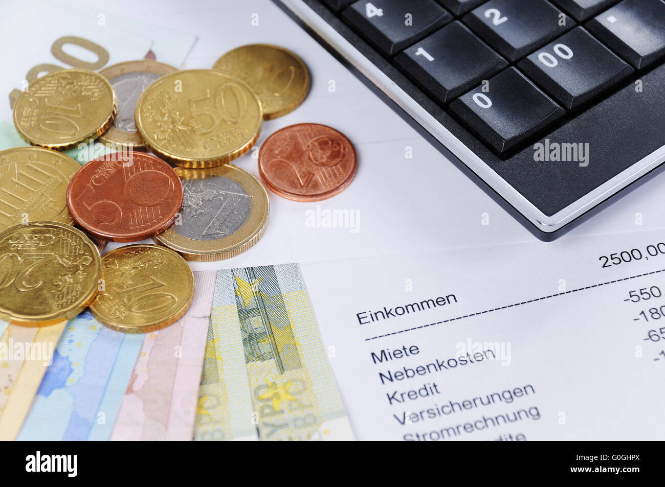 Euro-Schein und Münzen mit Diagramm und Taschenrechner Stockfoto