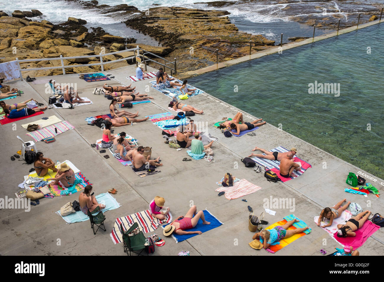 Luftaufnahme der Sonnenanbeter in Wylie Bädern in Sydney, New South Wales, Australien Stockfoto