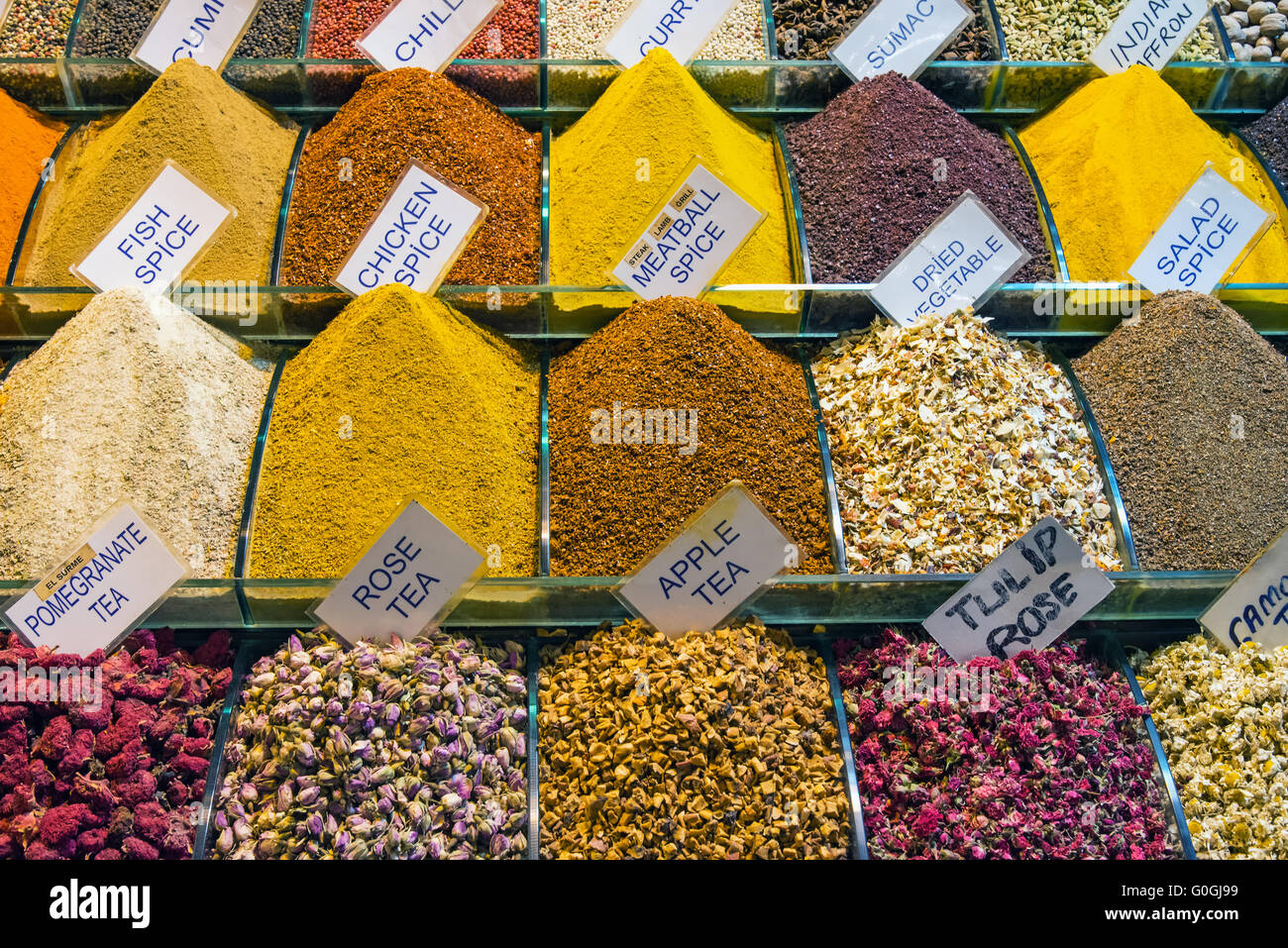 Bunte Gewürze auf dem Gewürzmarkt in Istanbul Stockfoto