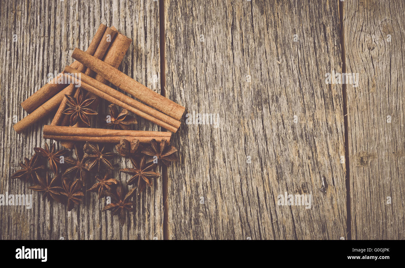 Zimtstangen und Sternanis auf rustikalen Holz Hintergrund Stockfoto