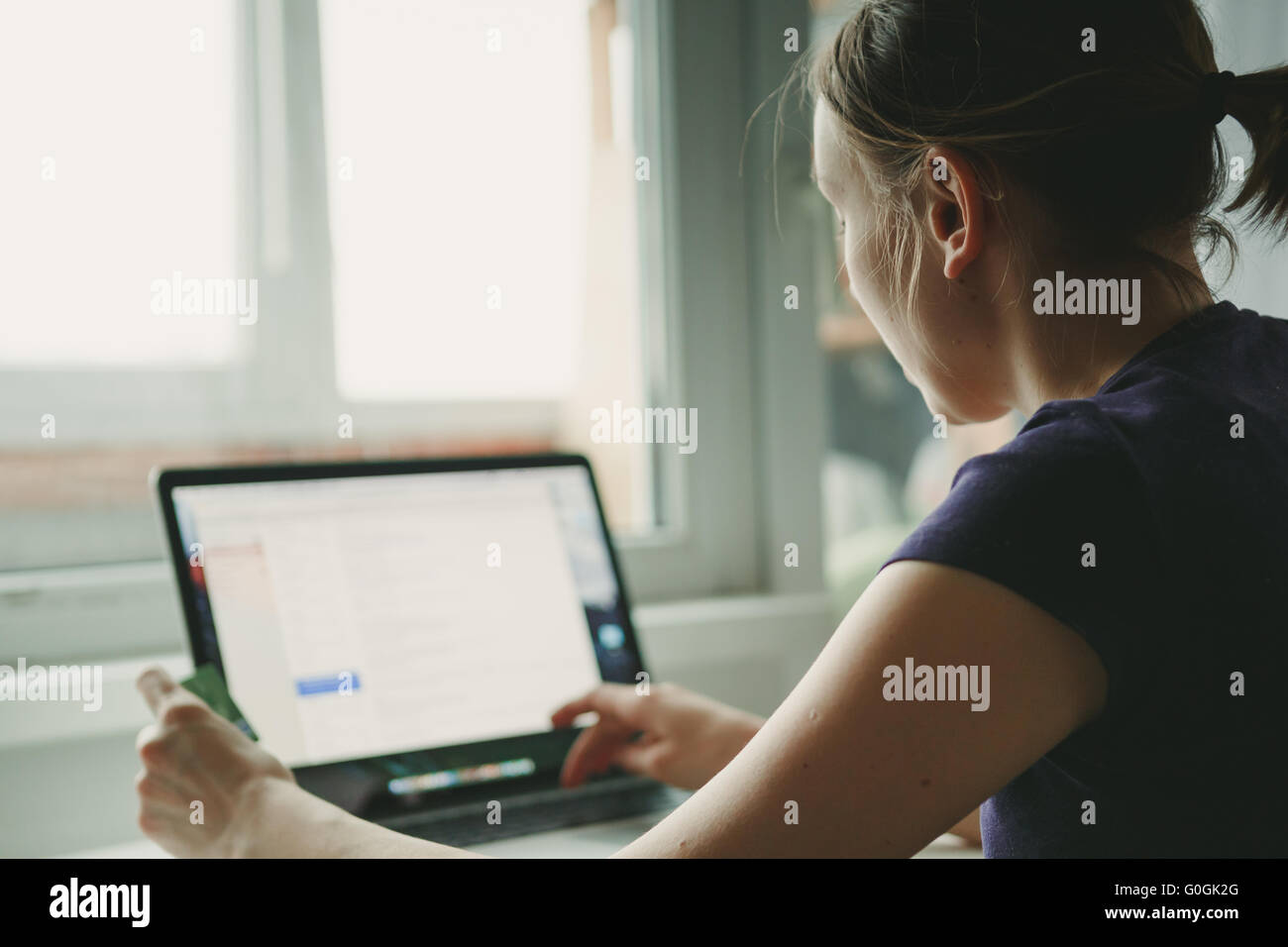 Frau mit Laptop arbeiten auf Holz Schreibtisch platziert Stockfoto