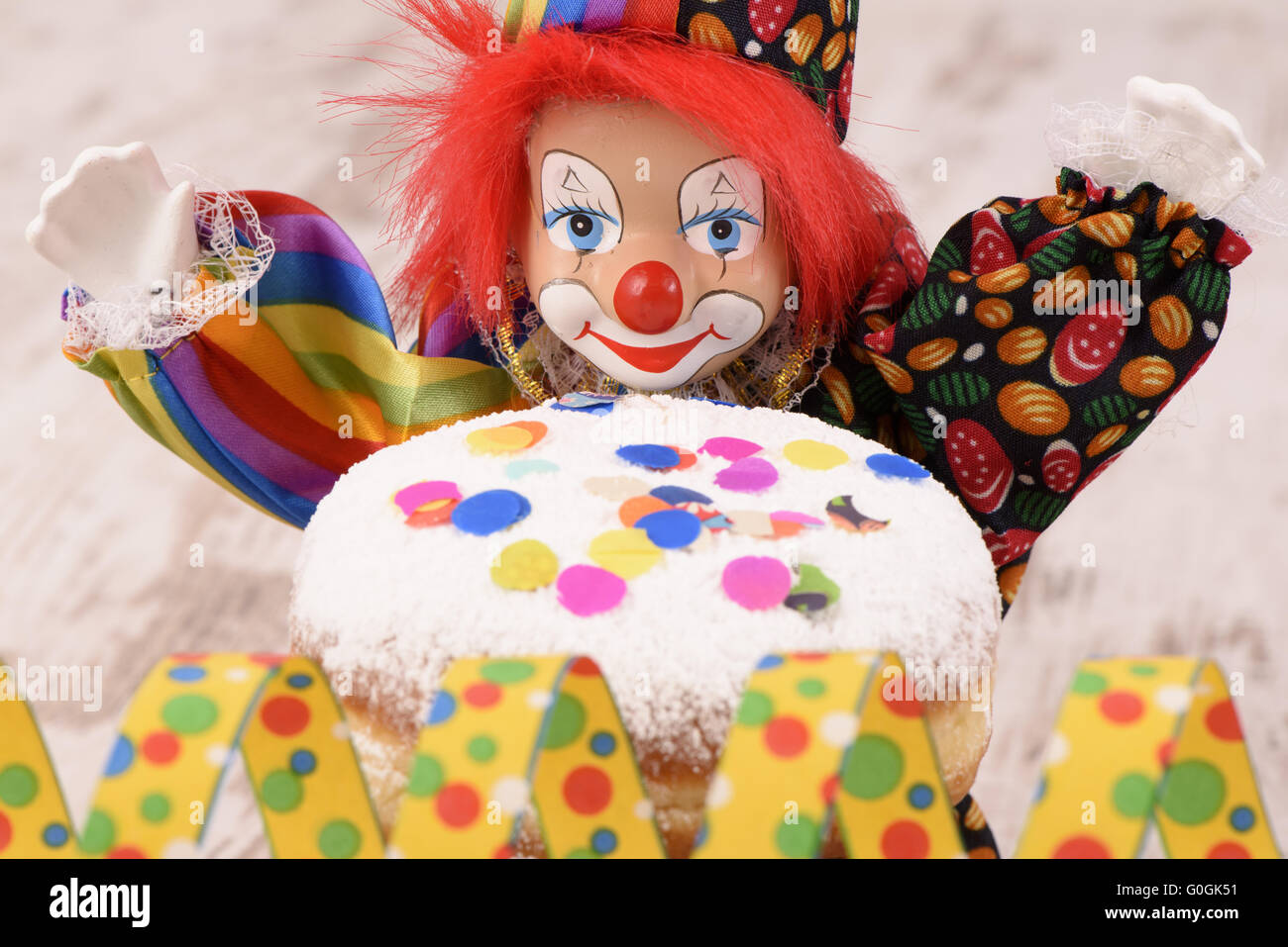 süße Krapfen am Karneval mit clown Stockfoto