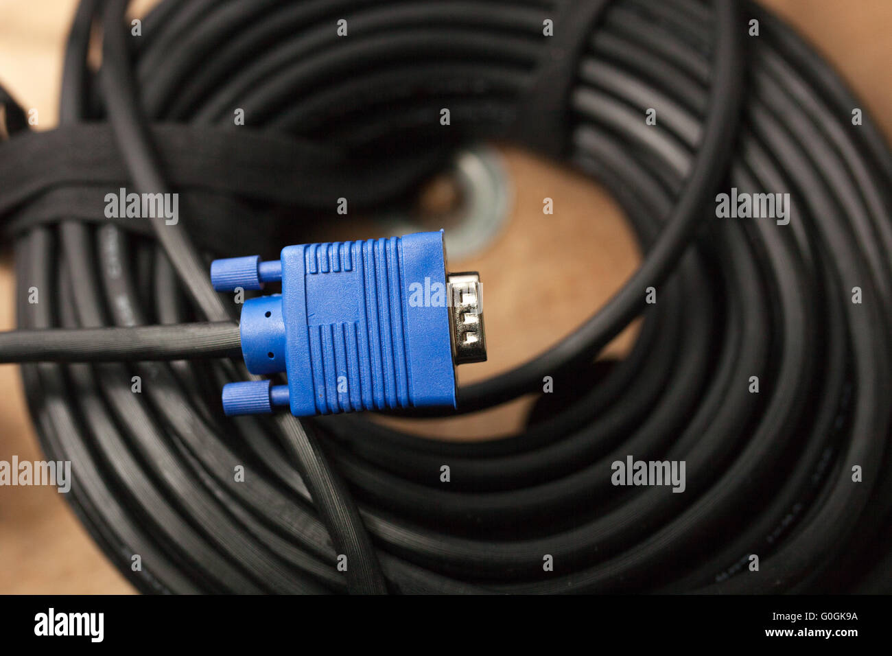 VGA-Tech pc Kabel Anschluss auf Holz Hintergrund. Stockfoto