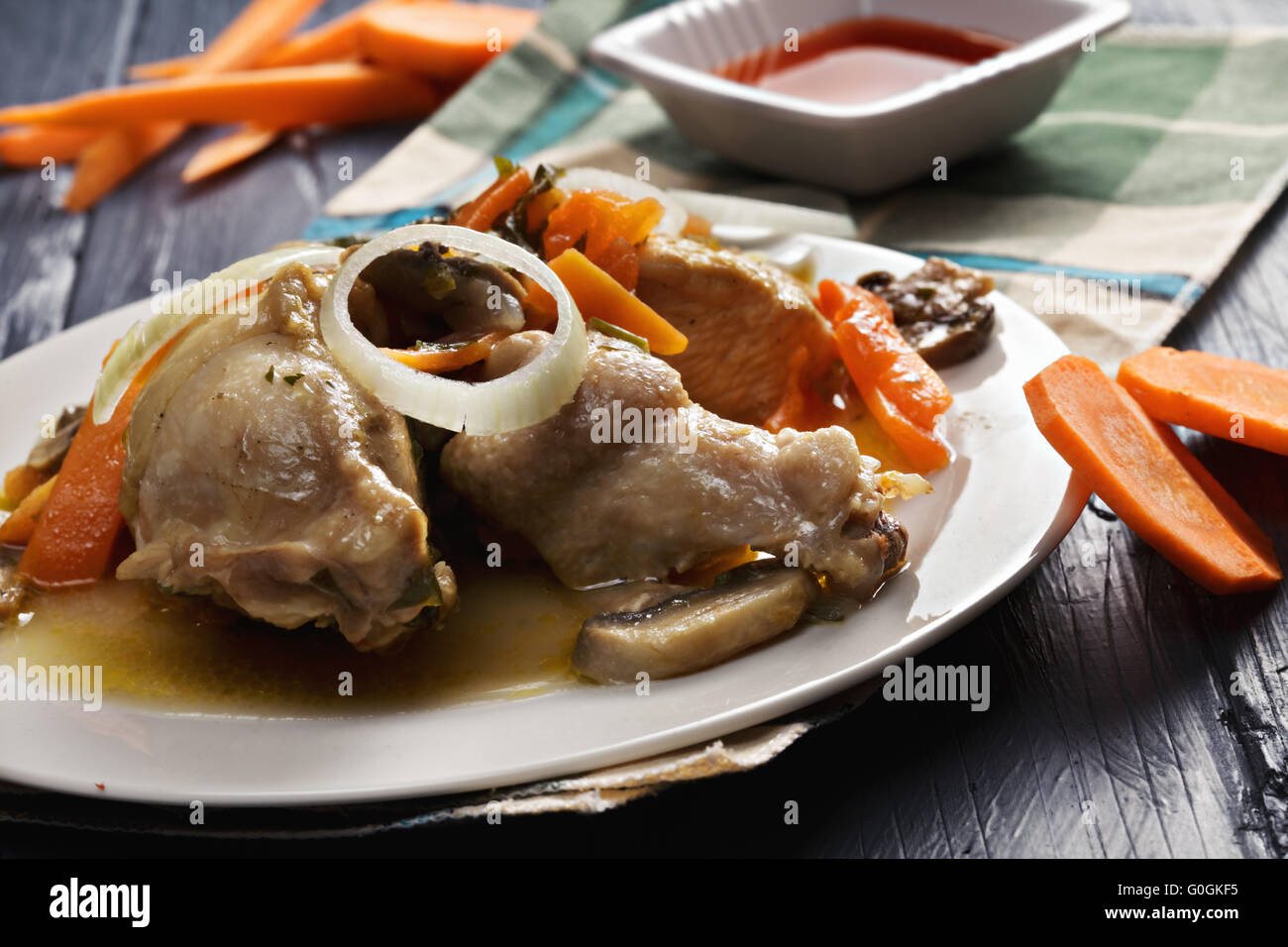 Geschmortes Hähnchen Bonne Femme closeup Stockfoto