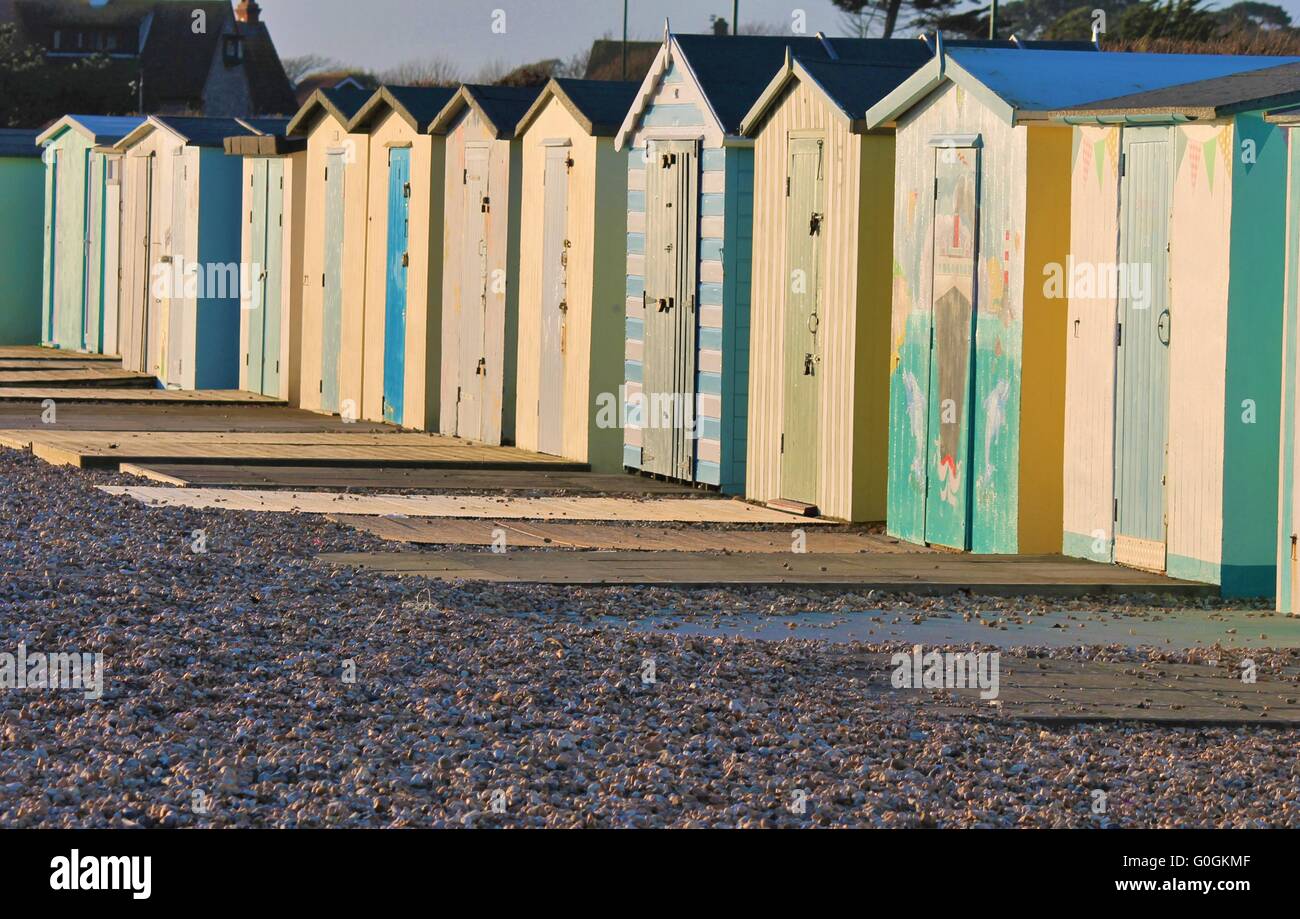 Traditionelle britische Strandhütten an Großbritannien am Meer bunten Strandhäuschen Stockfoto