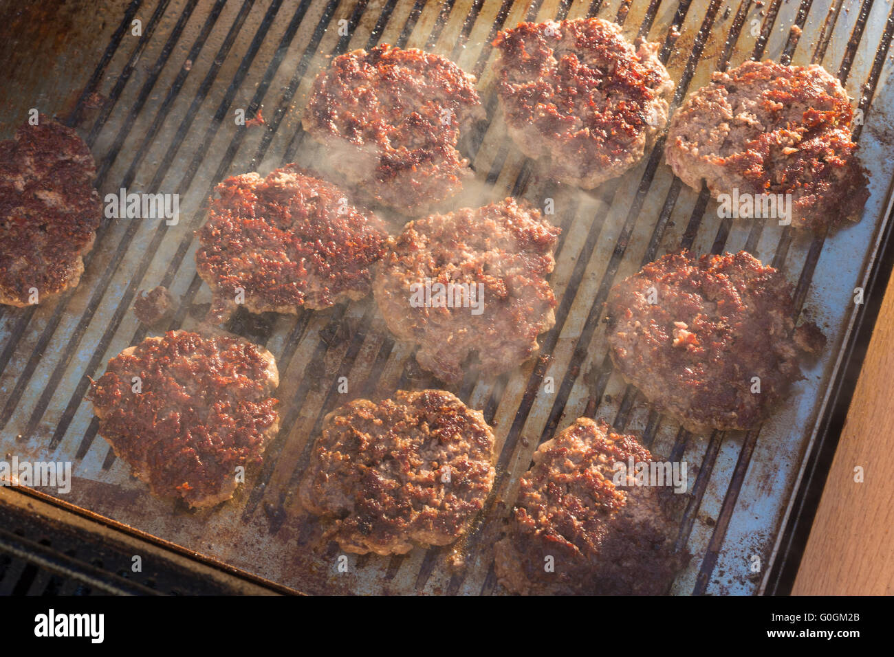 Beef Burger am Grill gegrillt. Stockfoto