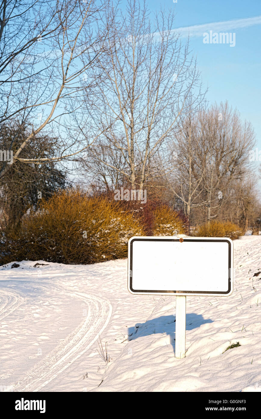 leere Zeichen auf einer Wanderung trail winter Stockfoto