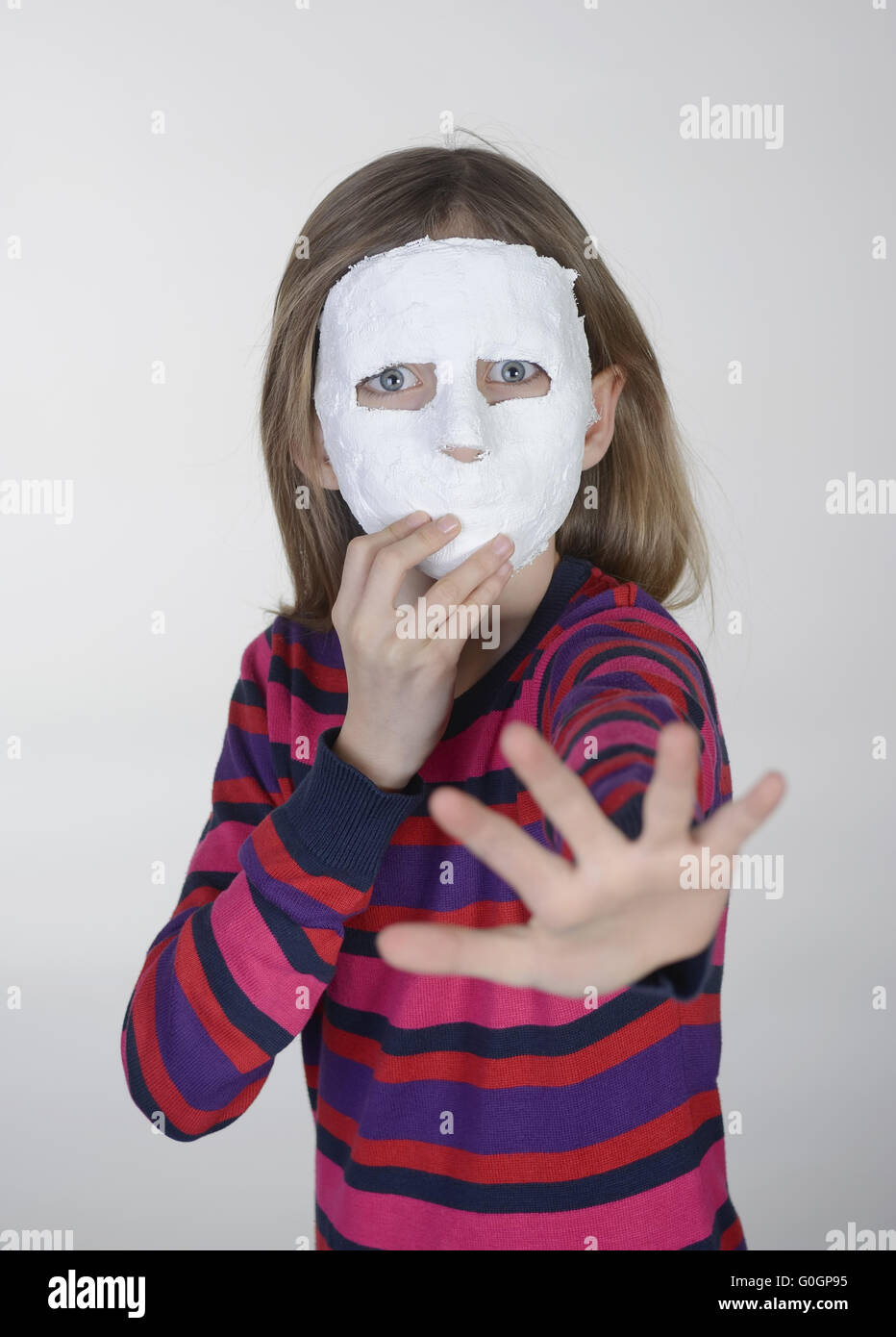 Angst vor kleinen Mädchen mit Gips-Maske zeigt stop Stockfotografie - Alamy