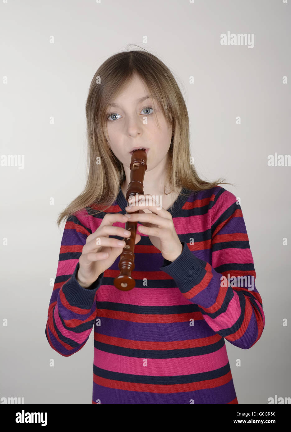 kleine Mädchen spielen recorder Stockfoto