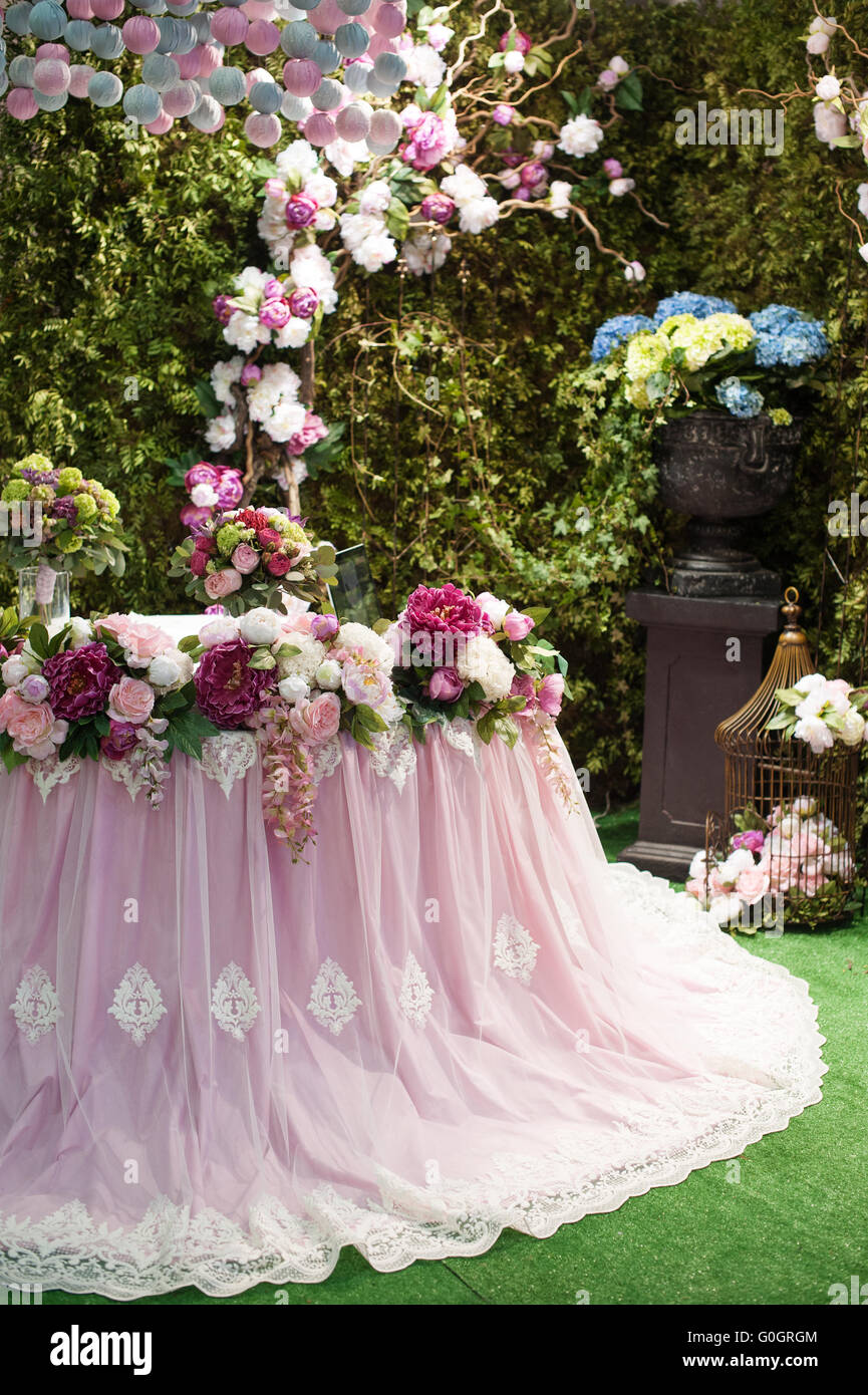 Schöner Blumenstrauß an der Hochzeitstafel im Restaurant-Dekor Stockfoto