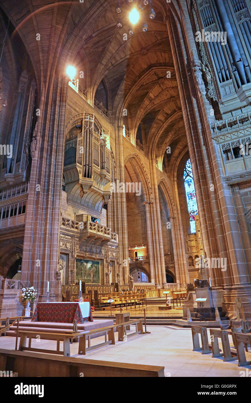 Das Innere des Liverpool Anglican Cathedral zeigt Altar, Kanzel und Orgel. Im neugotischen Stil erbaut, 1978 fertiggestellt Stockfoto