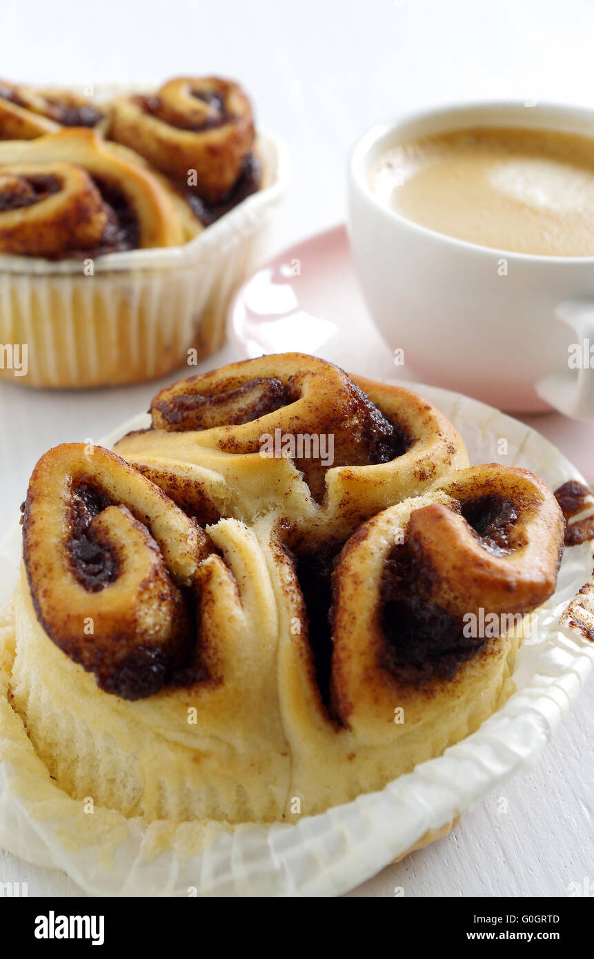 Zimtschnecke und Kaffee Stockfoto