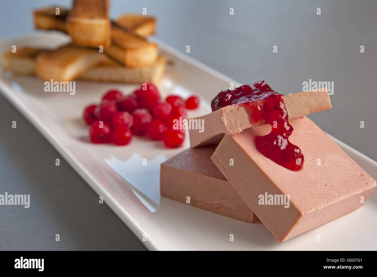 Terrine von Entenleber mit Cranberry-Sauce (Gänsestopfleber). Stockfoto