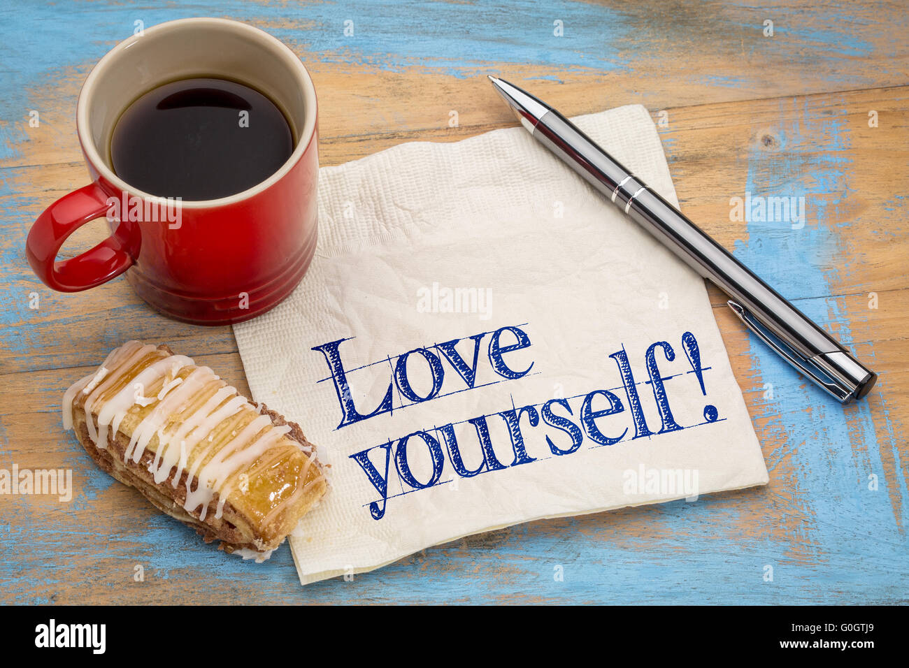 Liebe dich selbst Beratung - Handschrift auf einer Serviette mit einer Tasse Espresso und Cookie gegen Grunge lackiertem Holz Stockfoto