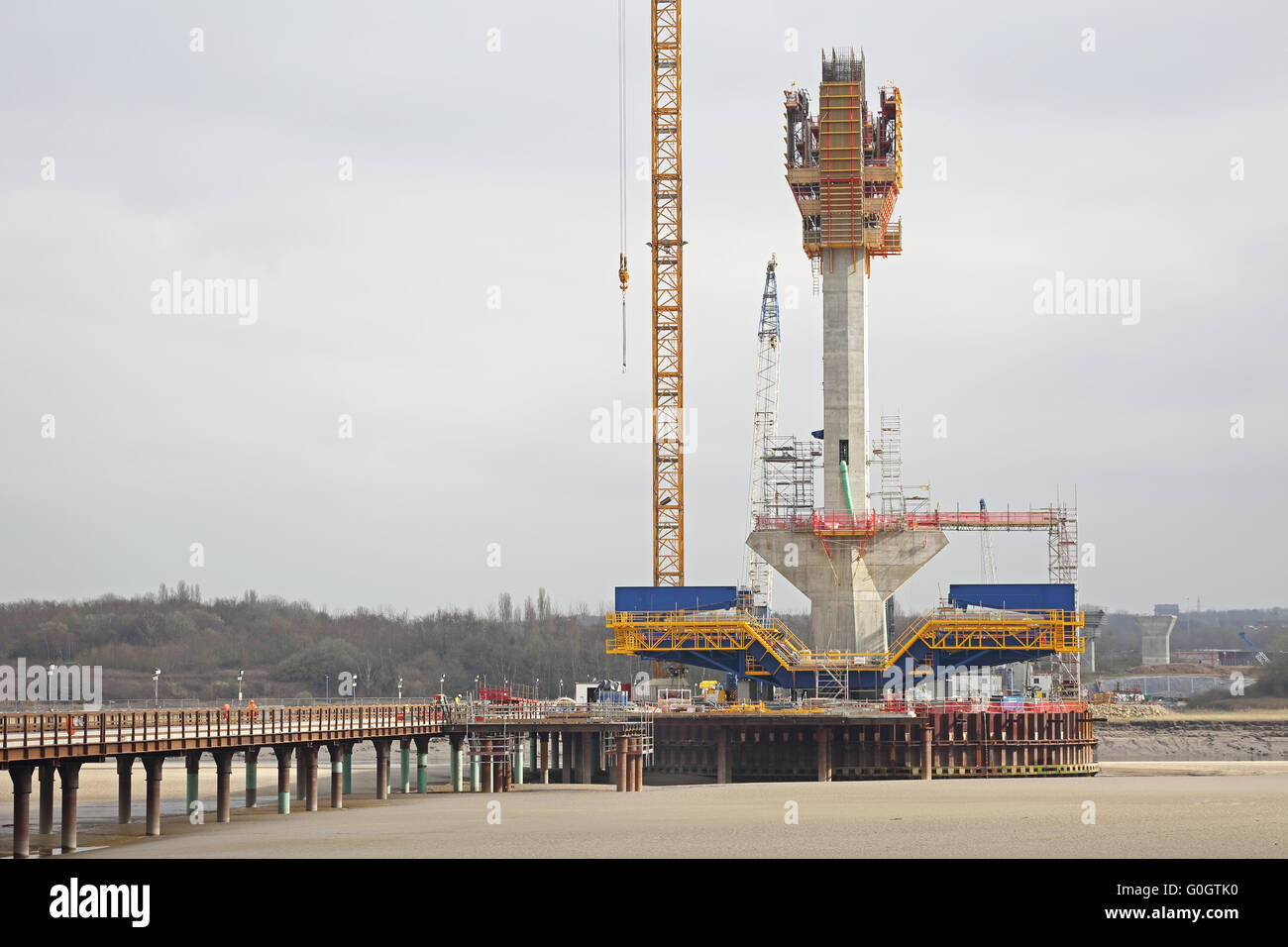 Die neuen Mersey Gateway Bridge im Bau, März 2016. Zeigt Zugang zu Brücke und auf dem südlichen Pylon Kletterschalung Stockfoto