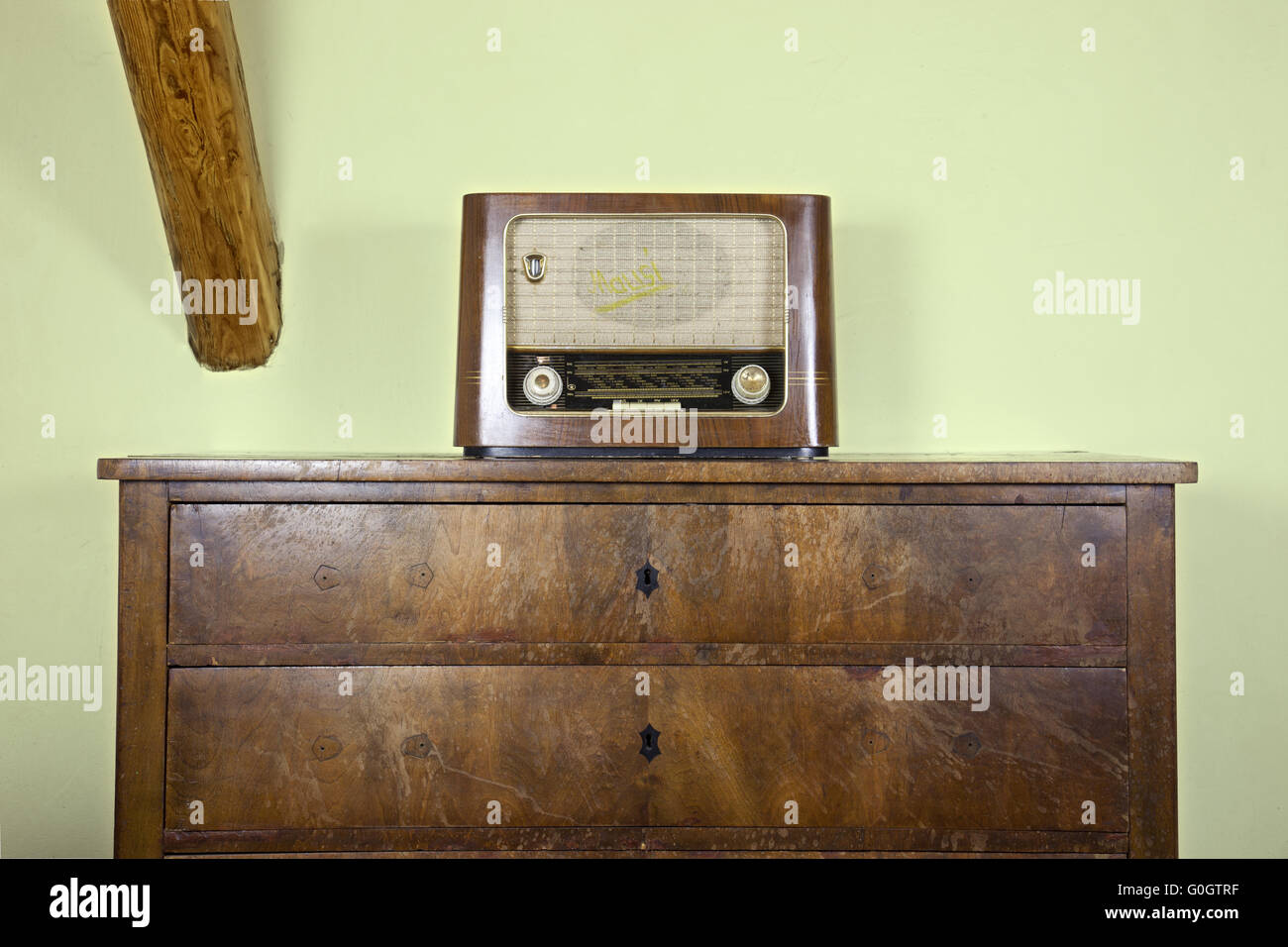 altes Radio auf die alte Kommode Stockfoto