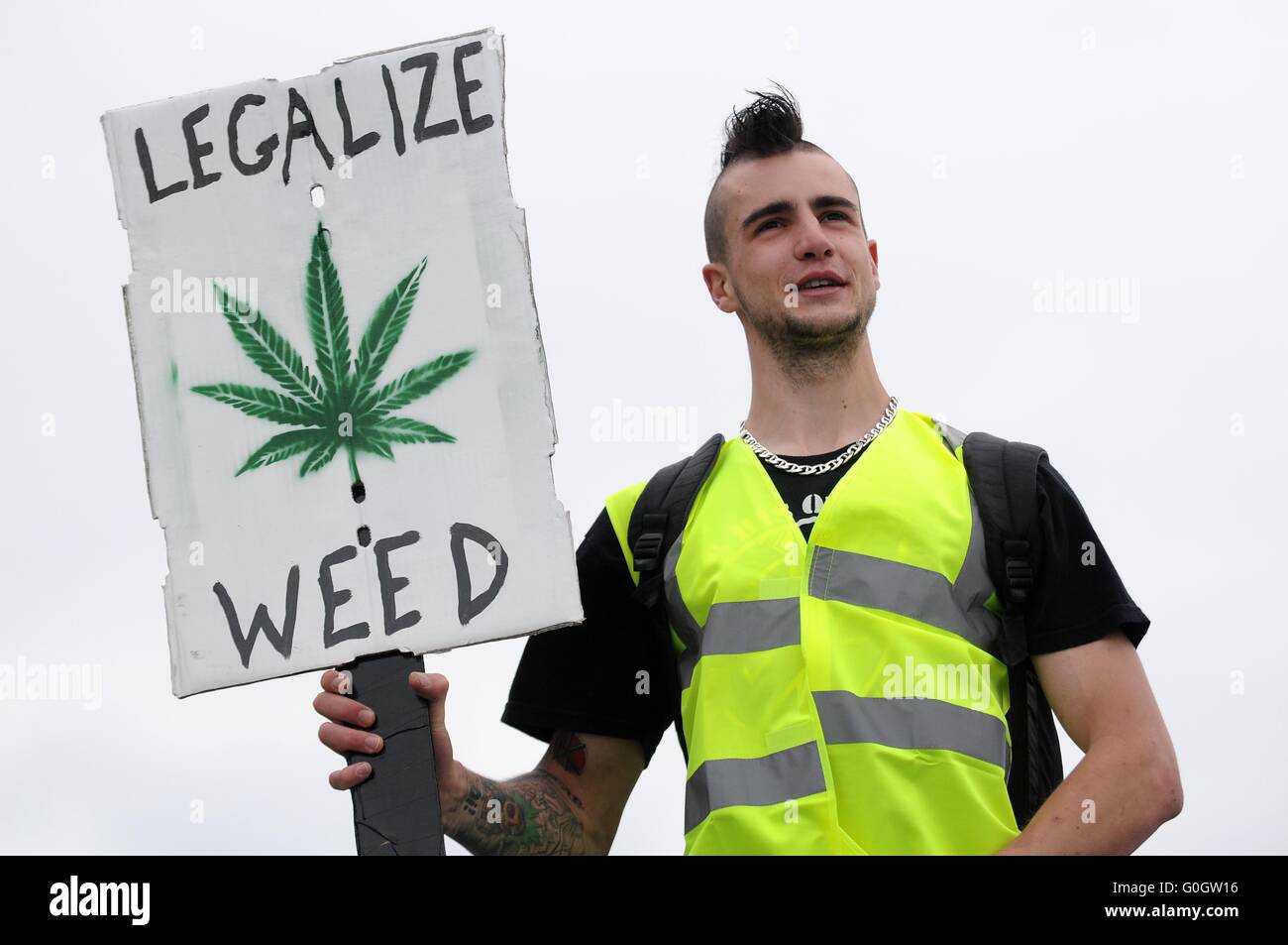 Legalise Cannabis Aktivistin hält ein Schild während eines Marsches Legalise Weed. Stockfoto