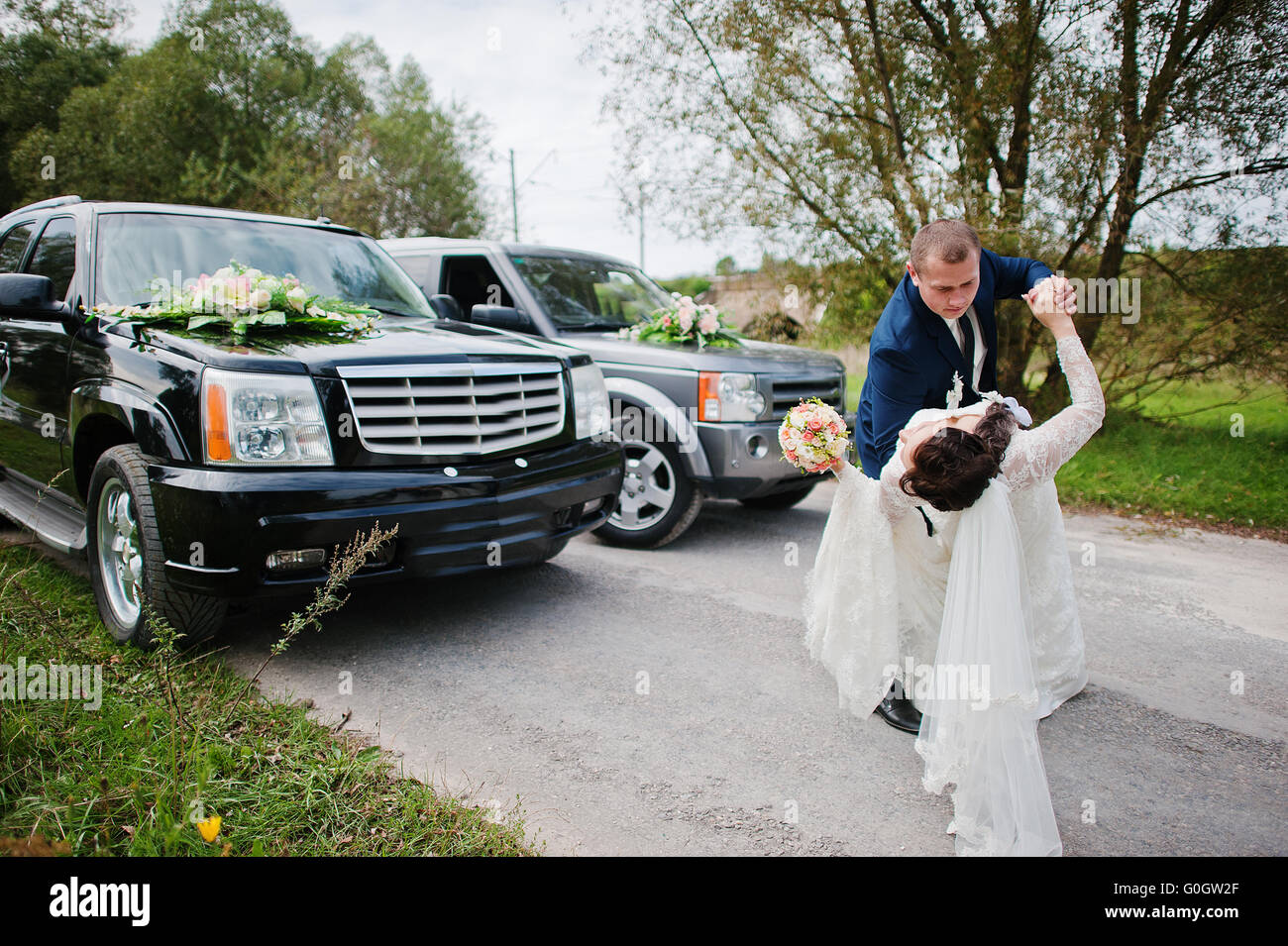 Tanz Hochzeit paar Hintergrund Hochzeit Autos Stockfoto