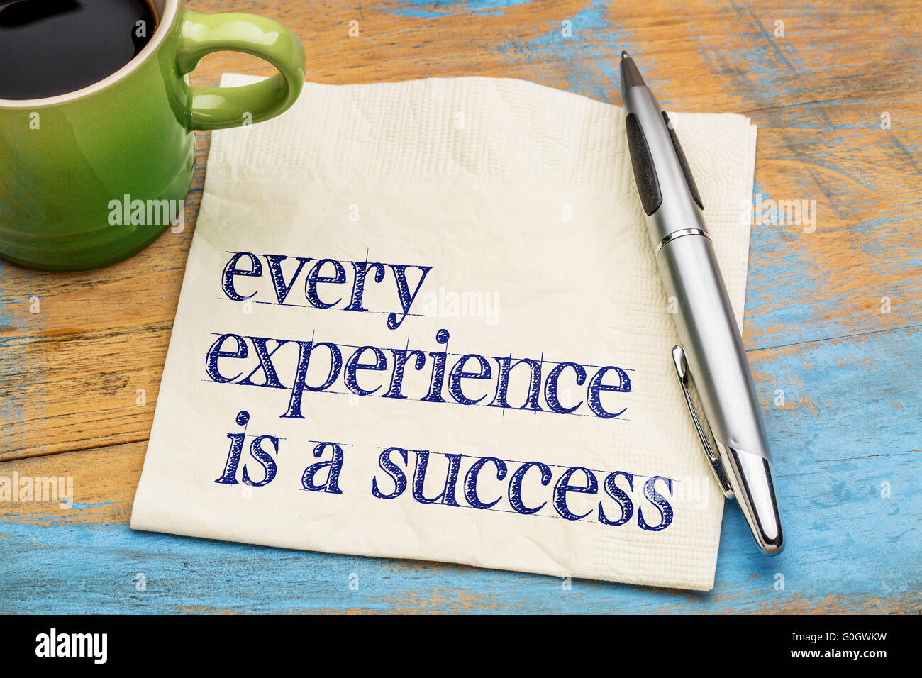 Jede Erfahrung ist ein Erfolg - Handschrift auf einer Serviette mit einer Tasse Kaffee Stockfoto