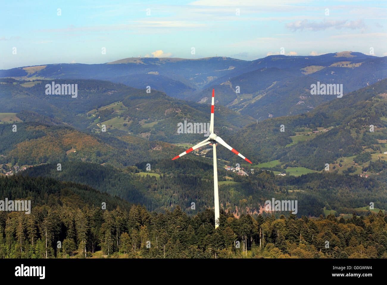 Windgenerator im Schwarzwald Stockfoto