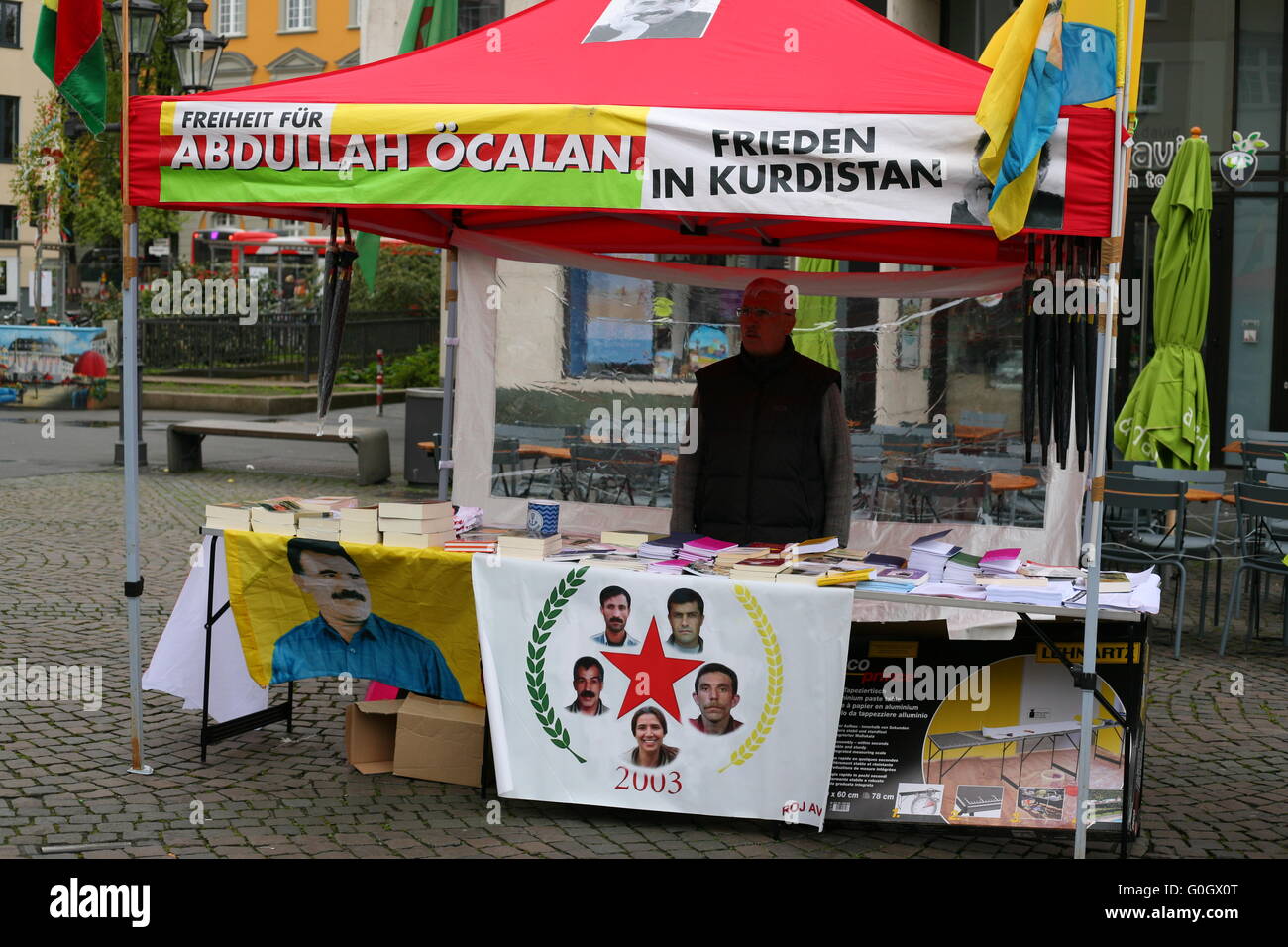 Info-Zelt für den Frieden in Kurdistan am 1. Mai auf dem Marktplatz in Bonn, Deutschland Stockfoto