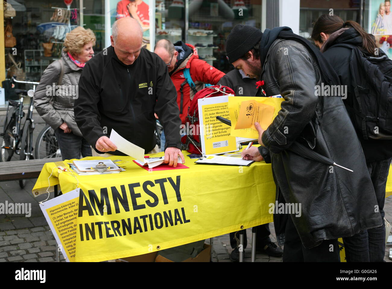Amnesty InternationalInformationen auf dem Marktplatz in Bonn