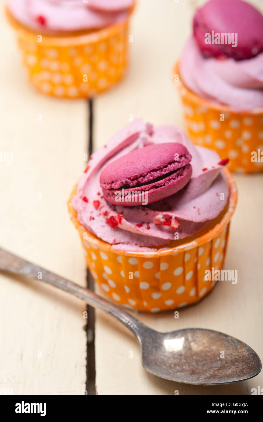 Creme-rosa Beere Cupcake mit Makronen an der Spitze Stockfoto