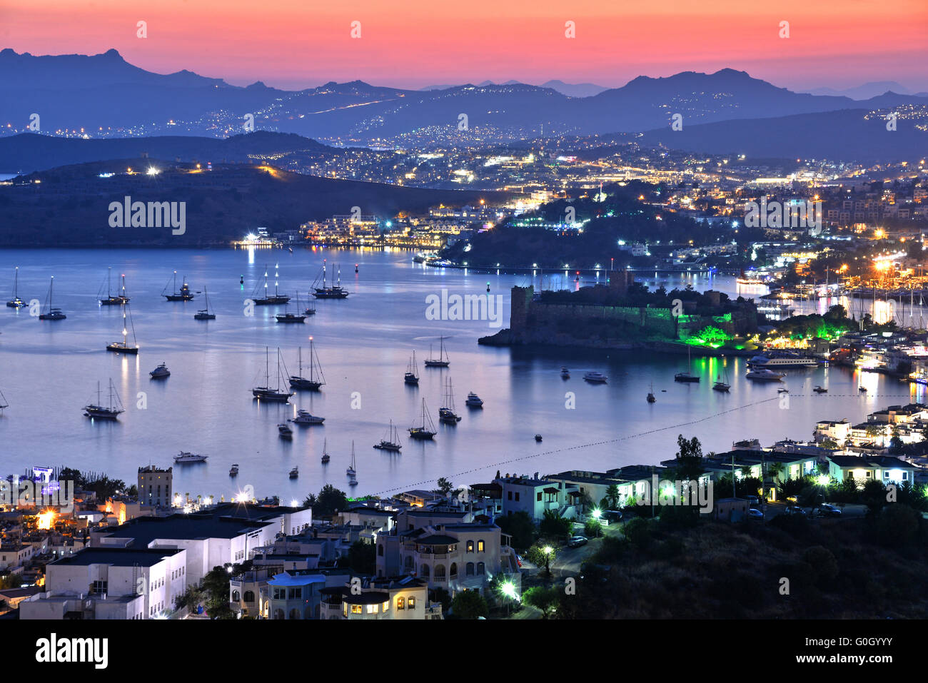 Blick auf Bodrum Hafen und Schloss von St. Peter bei Nacht. Türkische Riviera. Stockfoto